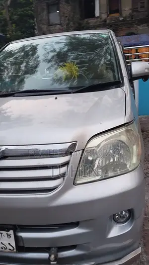 Toyota Noah 2.0 Front-Wheel Drive (8 Seater) 2004 Silver
