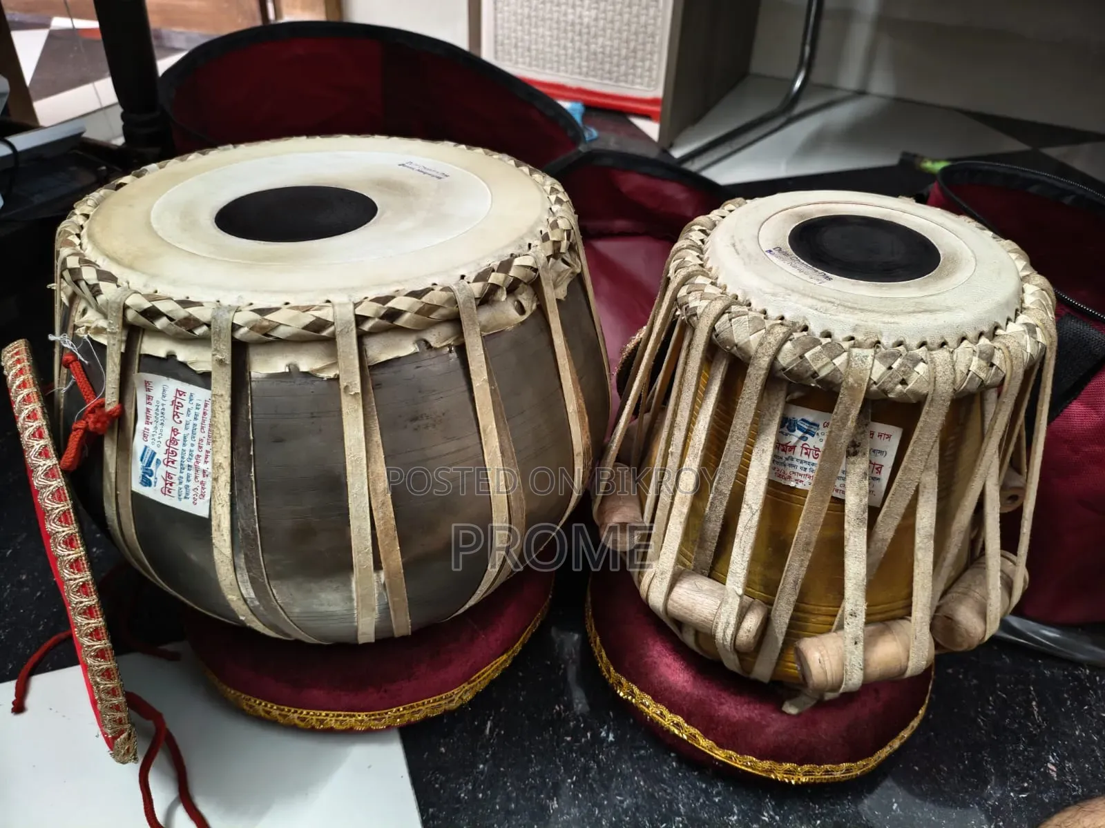 হাতুড়ি সহ সম্পূর্ণ নতুনের মতো তবলা সেট