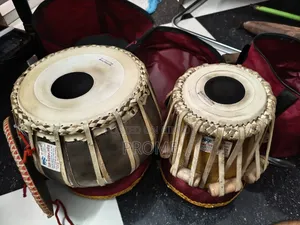 হাতুড়ি সহ সম্পূর্ণ নতুনের মতো তবলা সেট