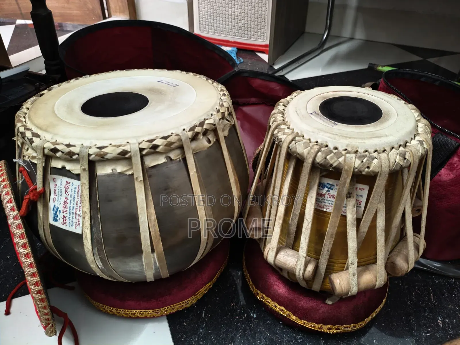 হাতুড়ি সহ সম্পূর্ণ নতুনের মতো তবলা সেট