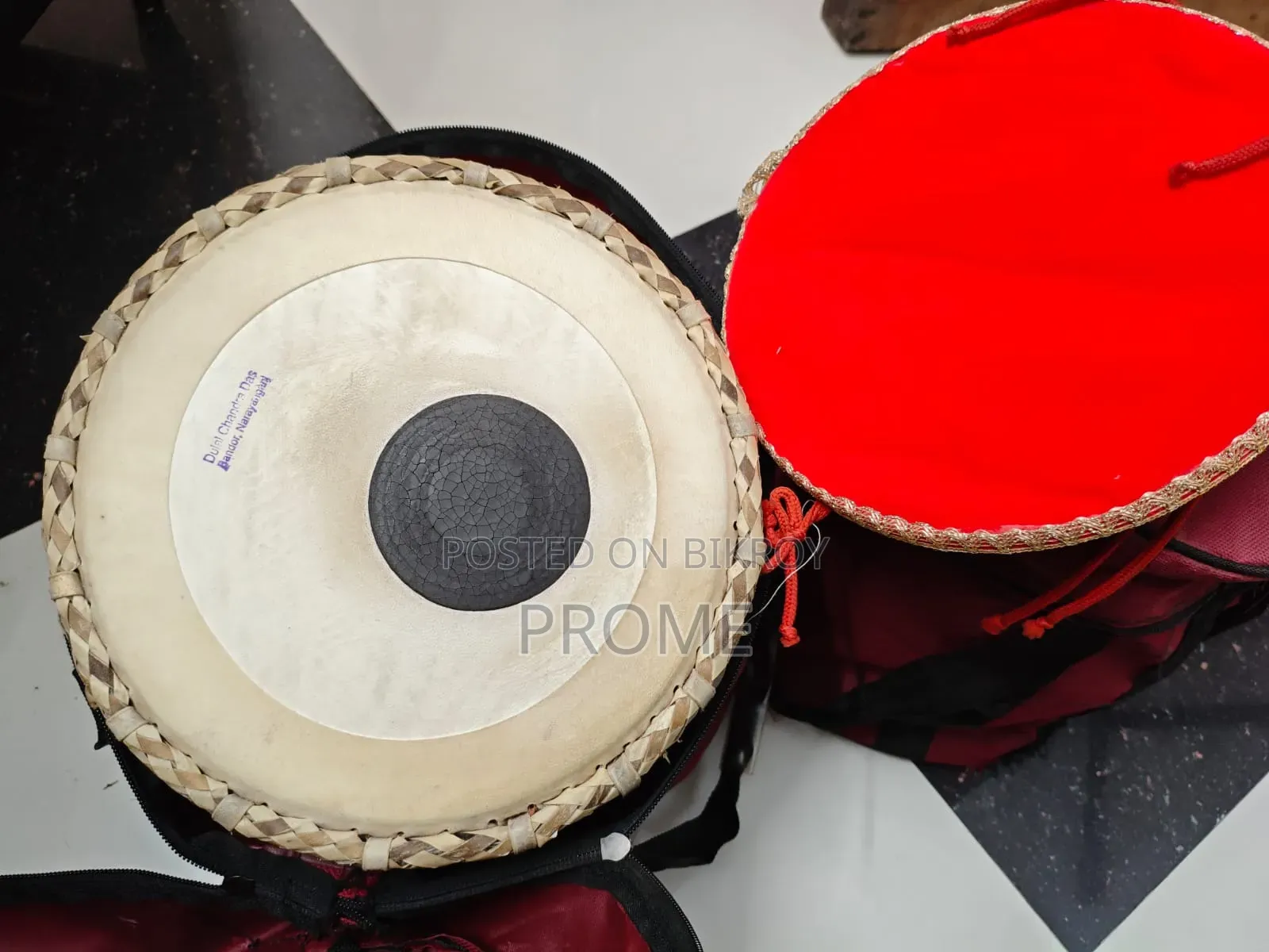 হাতুড়ি সহ সম্পূর্ণ নতুনের মতো তবলা সেট