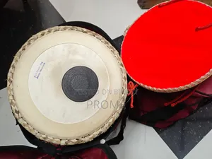 হাতুড়ি সহ সম্পূর্ণ নতুনের মতো তবলা সেট