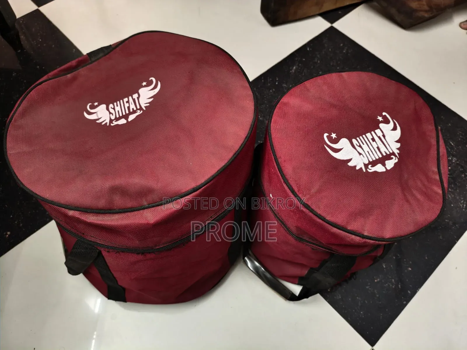 হাতুড়ি সহ সম্পূর্ণ নতুনের মতো তবলা সেট