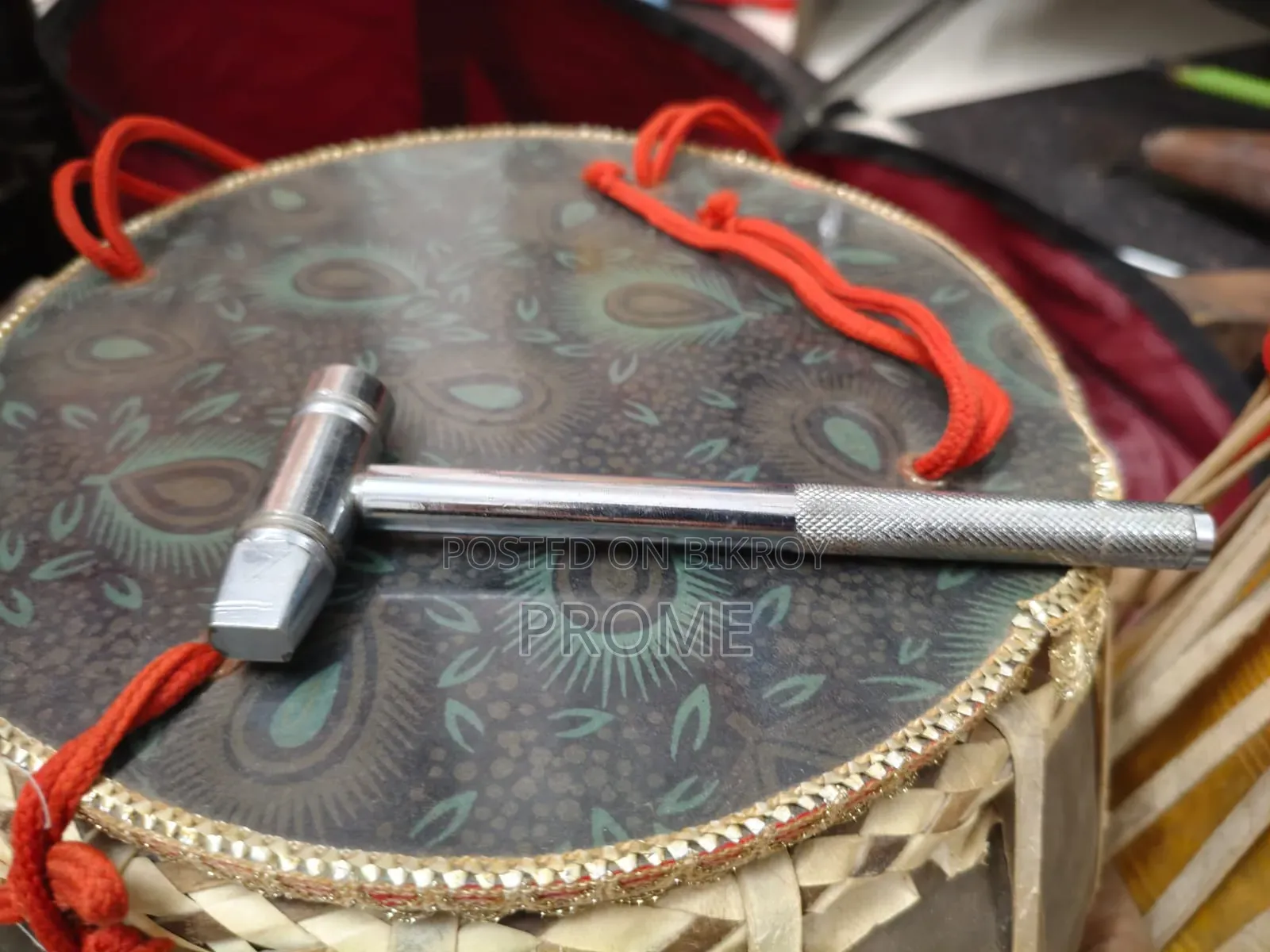 হাতুড়ি সহ সম্পূর্ণ নতুনের মতো তবলা সেট