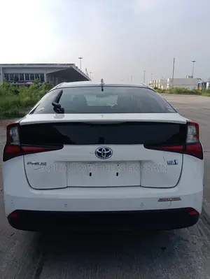 টয়োটা প্রিয়াস লিমিটেড ২০২১ হোয়াইট