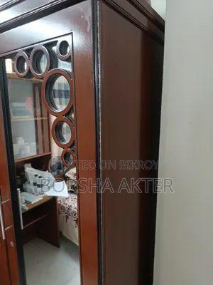 কাঠের ওয়ারড্রোব