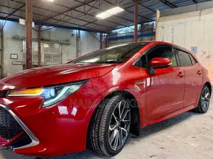Toyota Corolla XSE (1.8L 4-cylinder 2WD) 2018 Orange