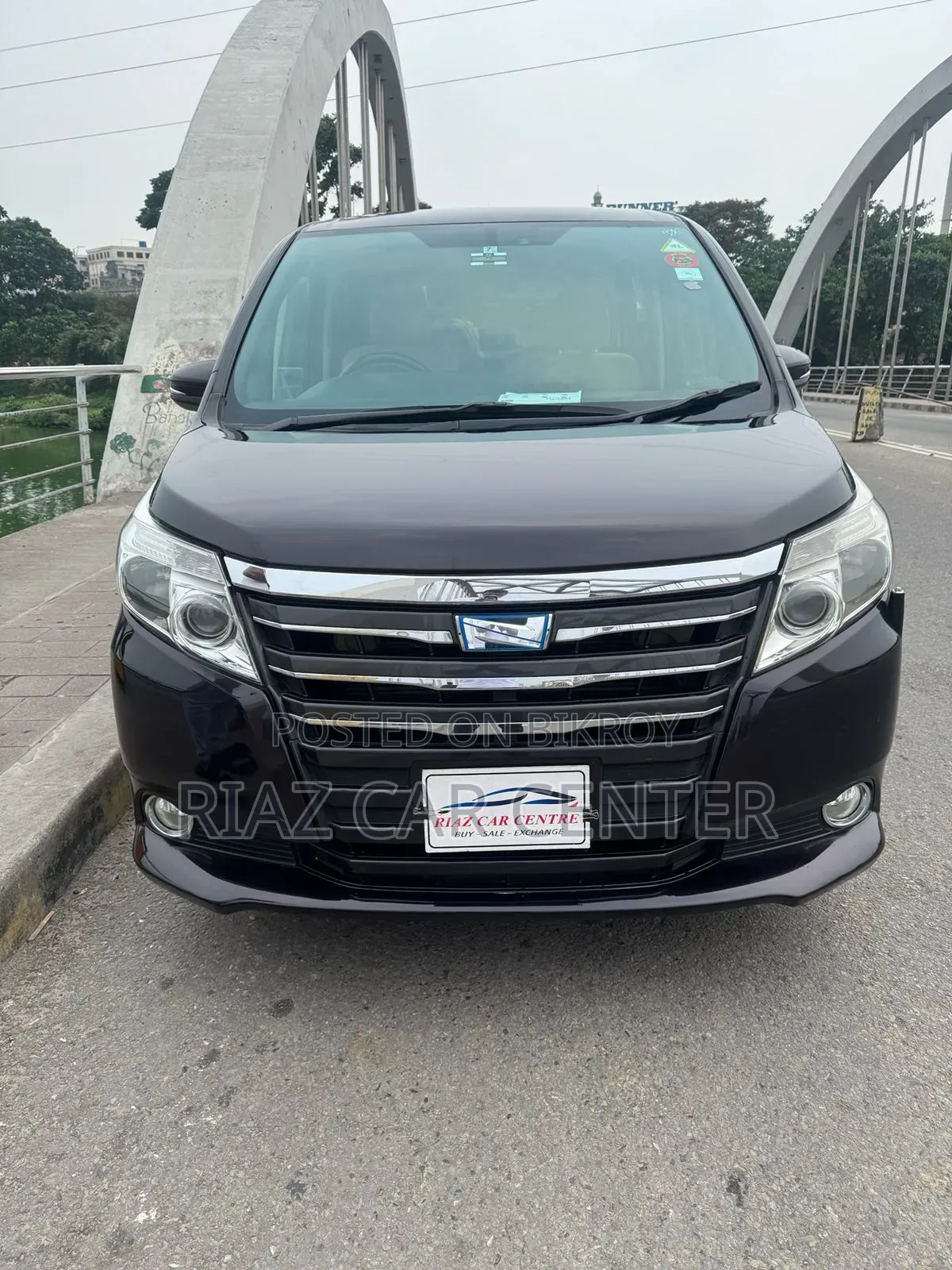টয়োটা নোয়া ২০১৪ মেরুন