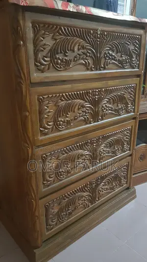একটি সেগুন কাঠের ওয়ারড্রপ বিক্রি হবে