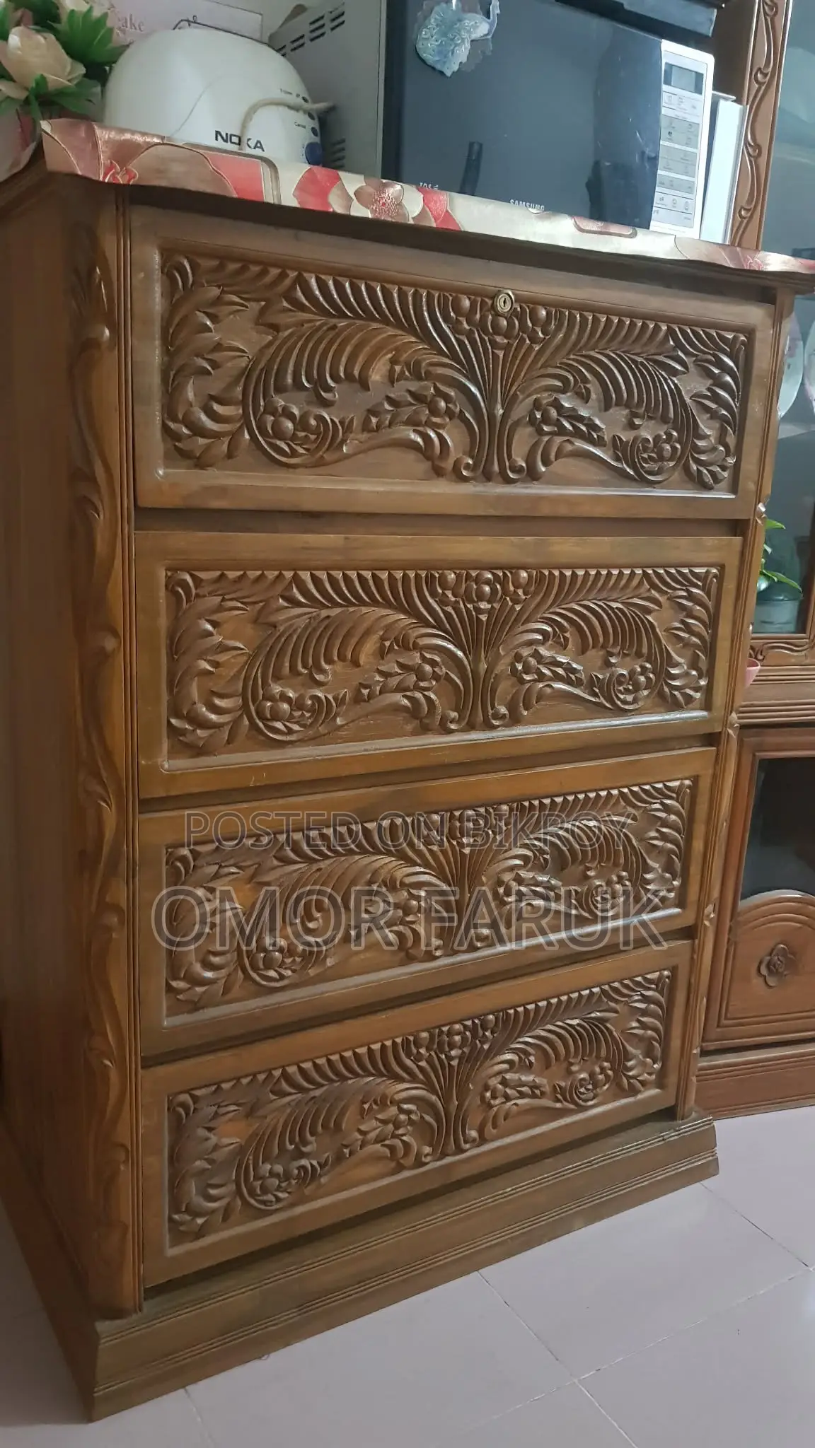 একটি সেগুন কাঠের ওয়ারড্রপ বিক্রি হবে