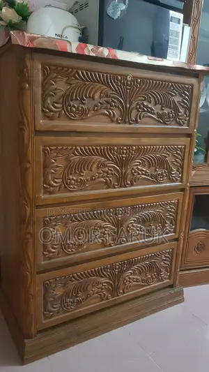 একটি সেগুন কাঠের ওয়ারড্রপ বিক্রি হবে