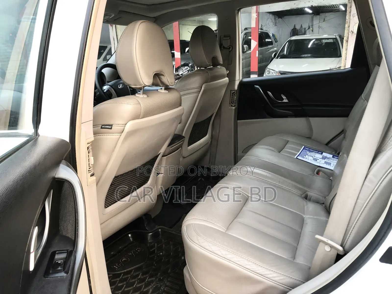Mahindra XUV500 2016 White