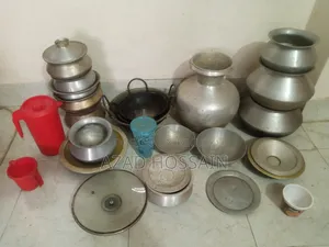 পুরনো হাঁড়ি, পাতিল, কড়াই।