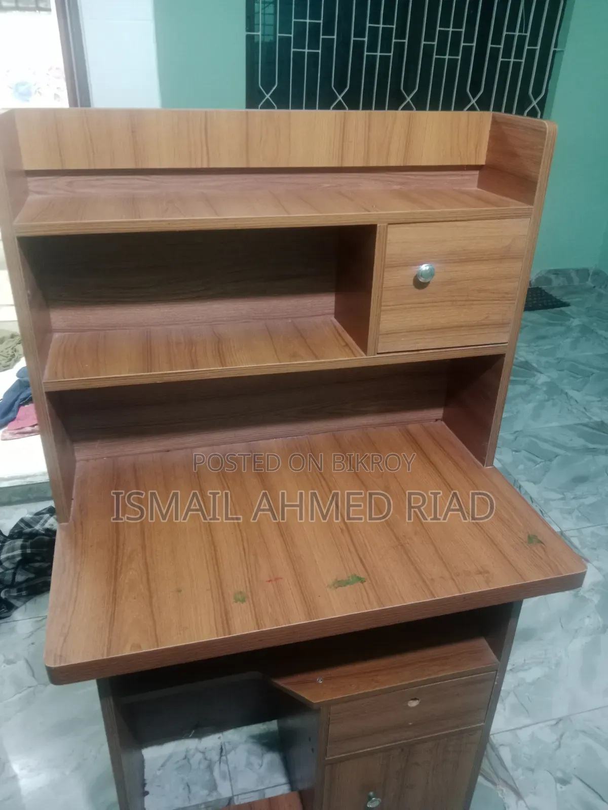 স্টাডি টেবিল