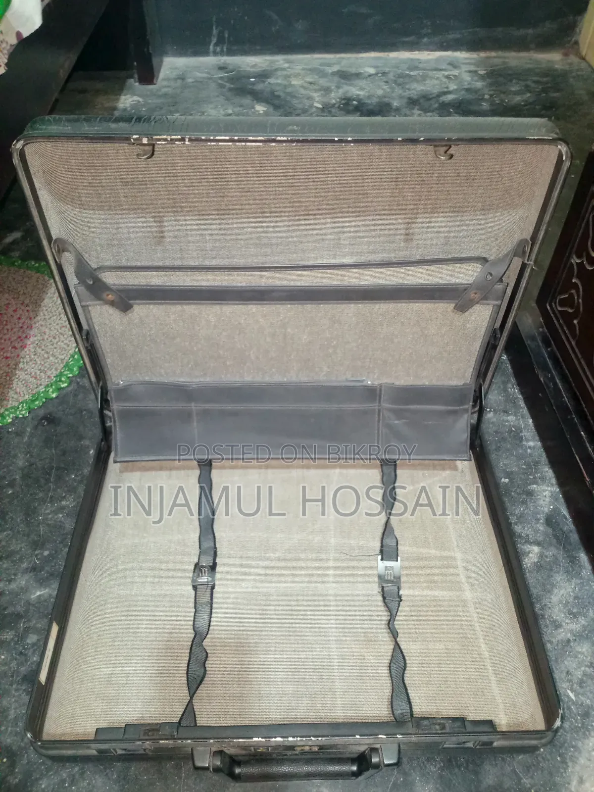ভালো অবস্থার একটি এক্সিকিউটিভ ব্রিফকেস/অ্যাটাচি কেস বিক্রি হবে