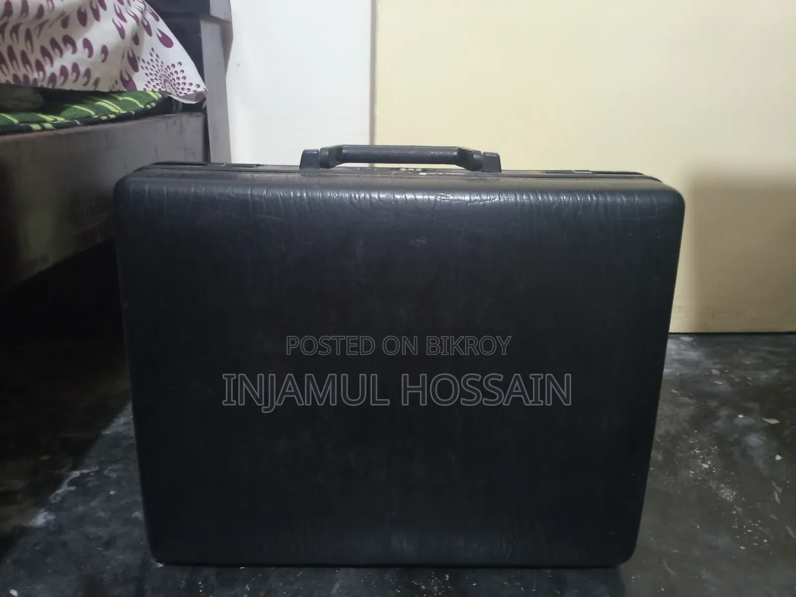 ভালো অবস্থার একটি এক্সিকিউটিভ ব্রিফকেস/অ্যাটাচি কেস বিক্রি হবে