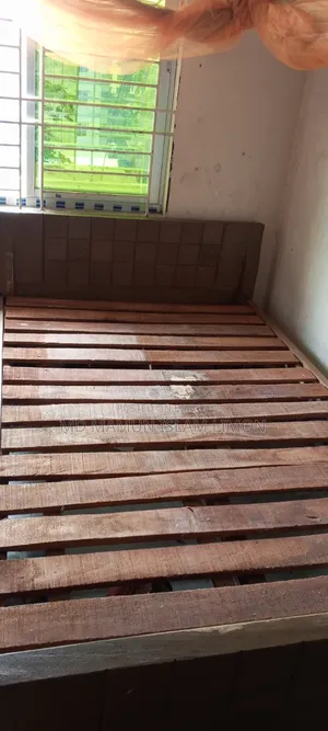 একটি কাঠের খাট বিক্রি করা হবে