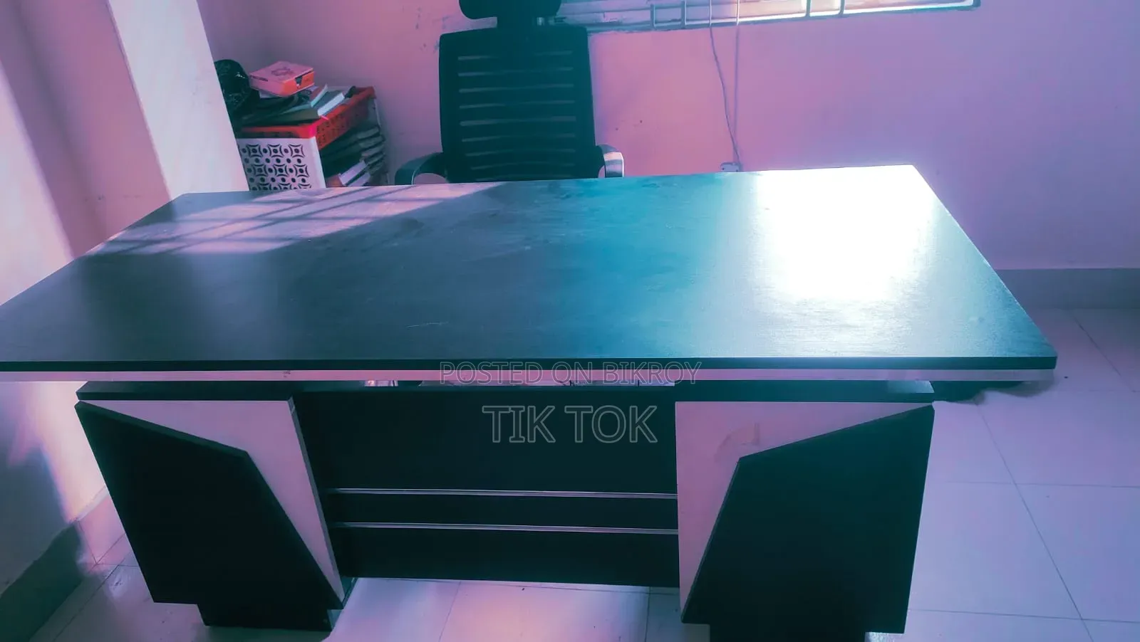 একটি অফিস টেবিল বিক্রিয়