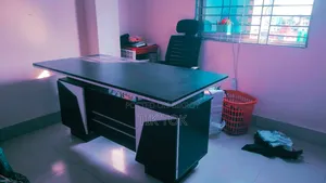 একটি অফিস টেবিল বিক্রিয়