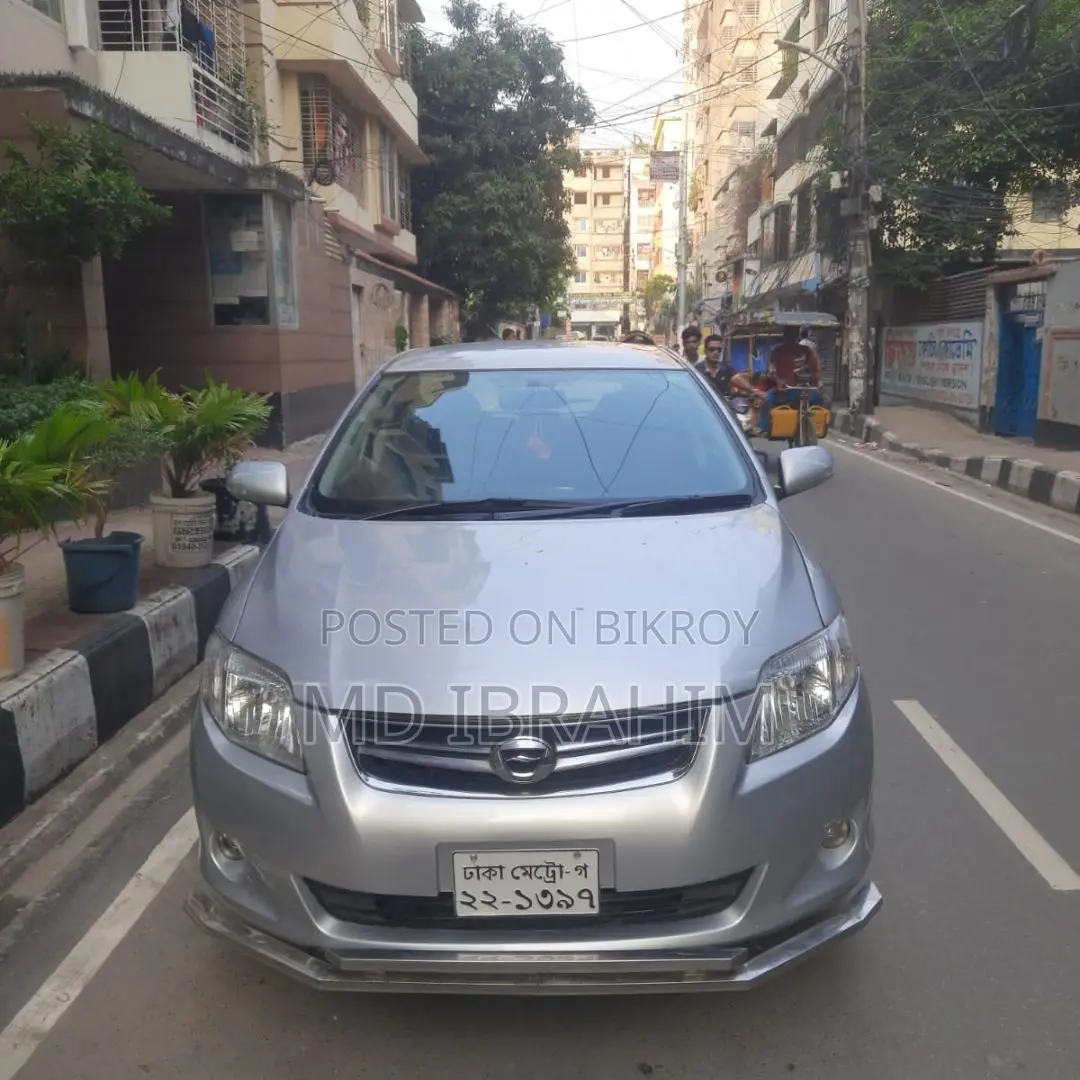 Toyota Corolla Base 4-door Sedan (1.8L 4-cylinder 5-speed Manual) 2010 Silver