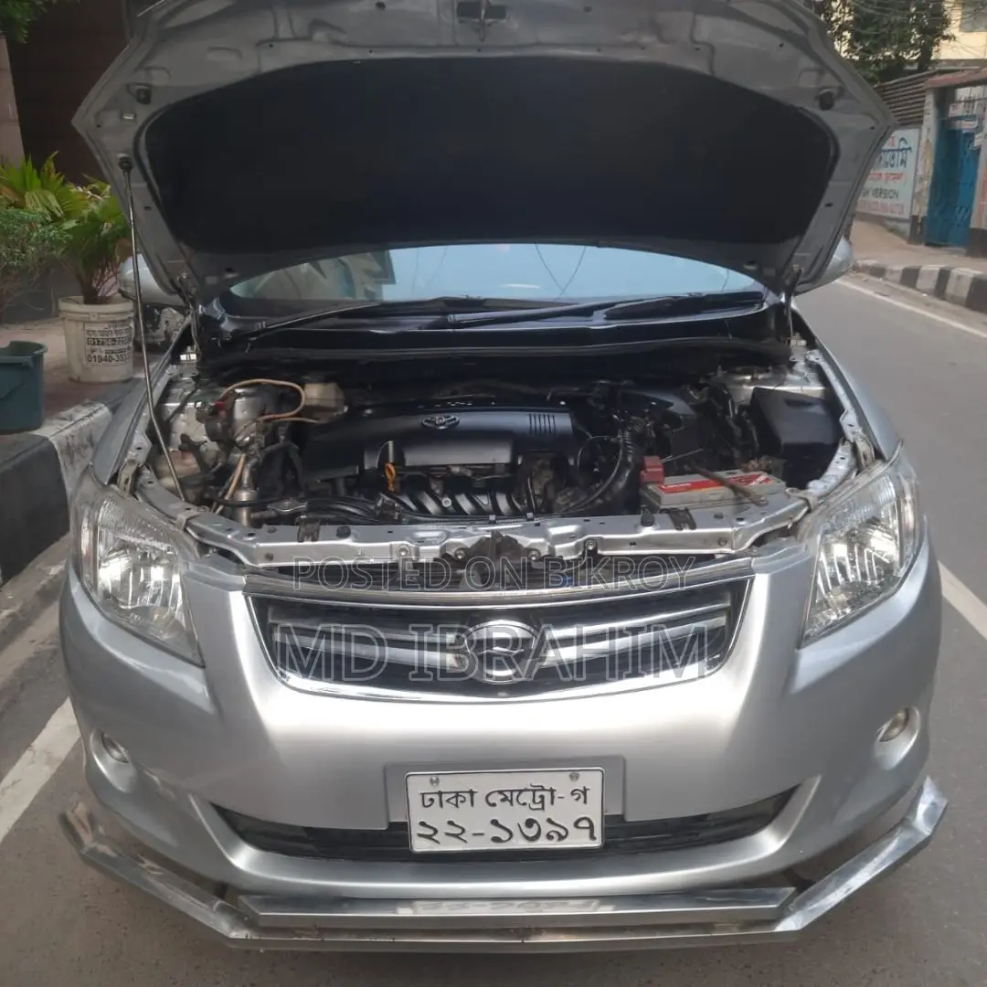 Toyota Corolla Base 4-door Sedan (1.8L 4-cylinder 5-speed Manual) 2010 Silver