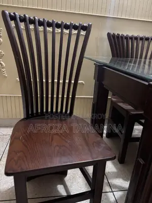 একটি ছয় সিটের ডাইনিং টেবিল বিক্রির জন্য