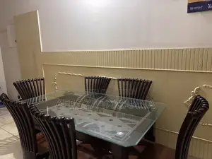 একটি ছয় সিটের ডাইনিং টেবিল বিক্রির জন্য