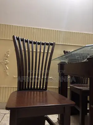 একটি ছয় সিটের ডাইনিং টেবিল বিক্রির জন্য