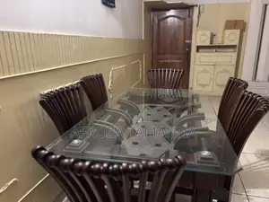 একটি ছয় সিটের ডাইনিং টেবিল বিক্রির জন্য