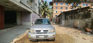 মিতসুবিশি পাজেরো ২০০২ সিলভার