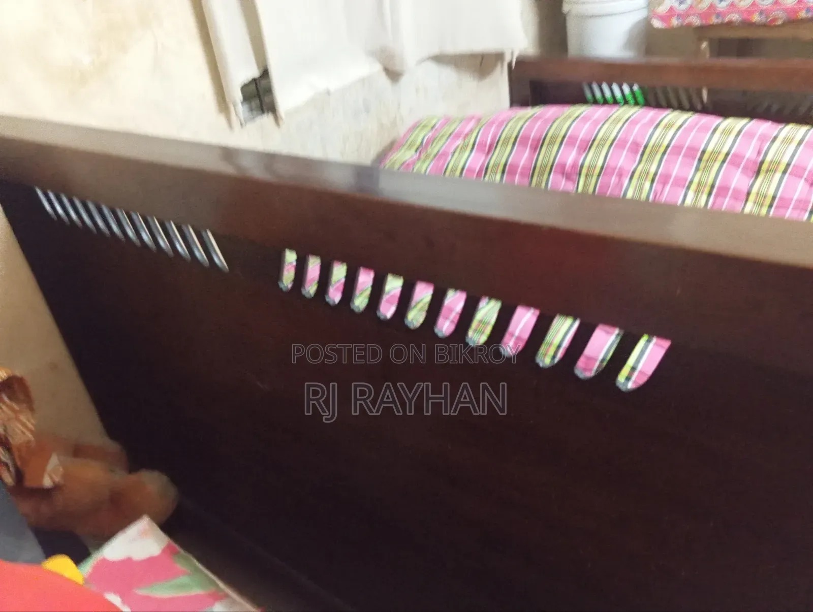 ৫ ফিট বাই ৭ ফিট খাট এবং তোষক দুটিই বিক্রি করা হবে।