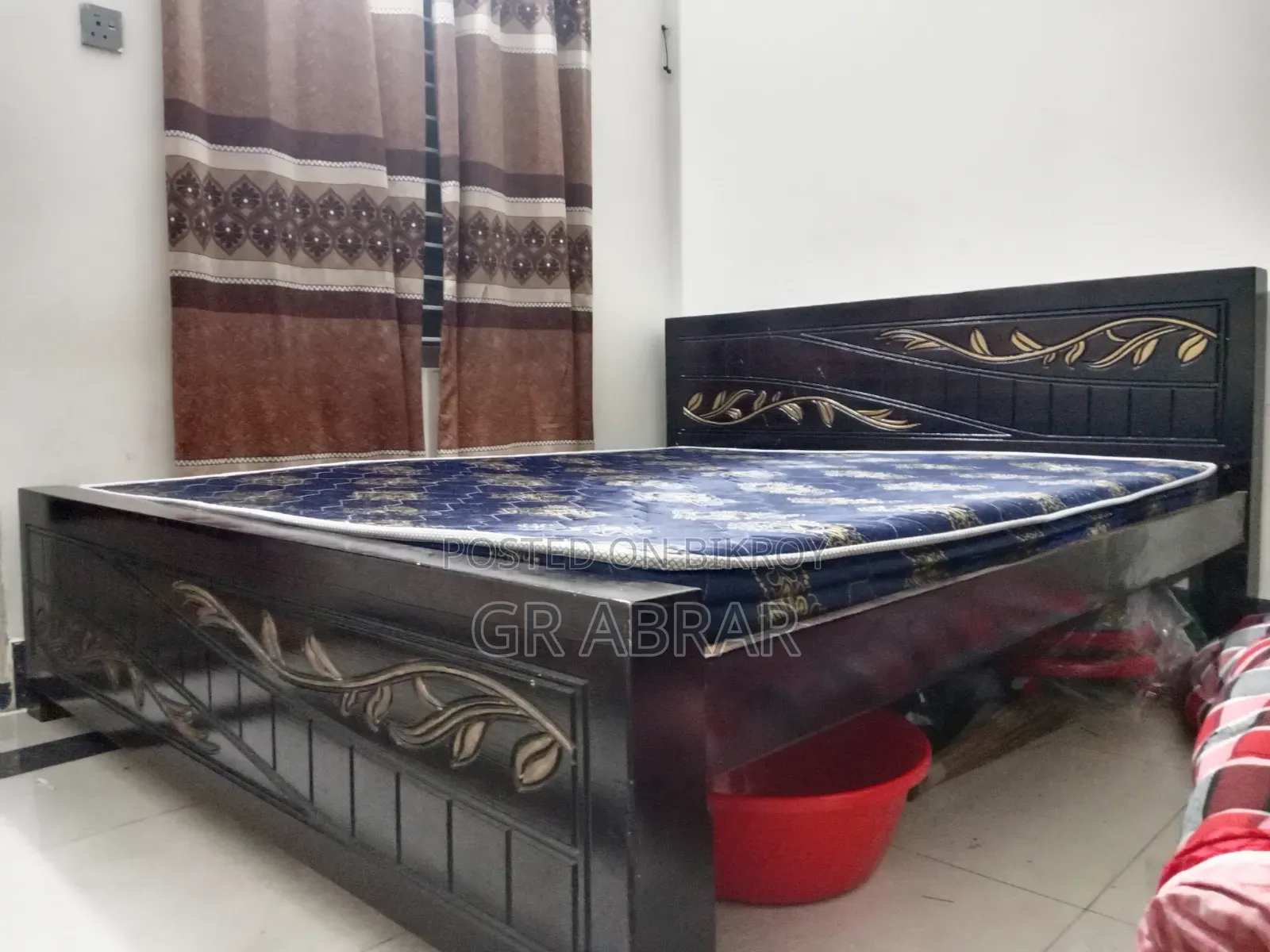 নতুন একটি খাট বিক্রয় করা হবে।