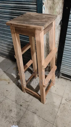 উঁচু কাঠের টুল