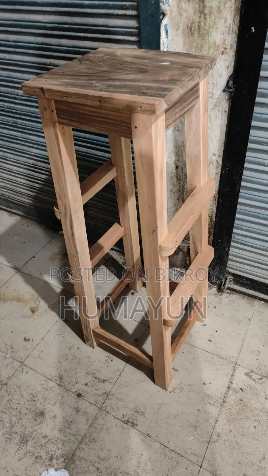 উঁচু কাঠের টুল