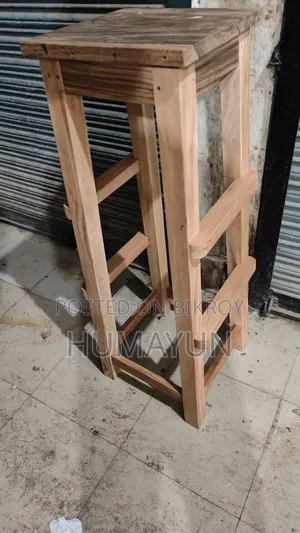 উঁচু কাঠের টুল