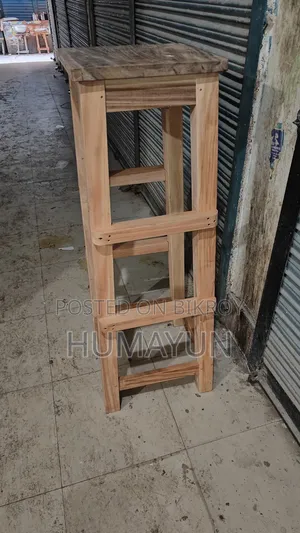 উঁচু কাঠের টুল