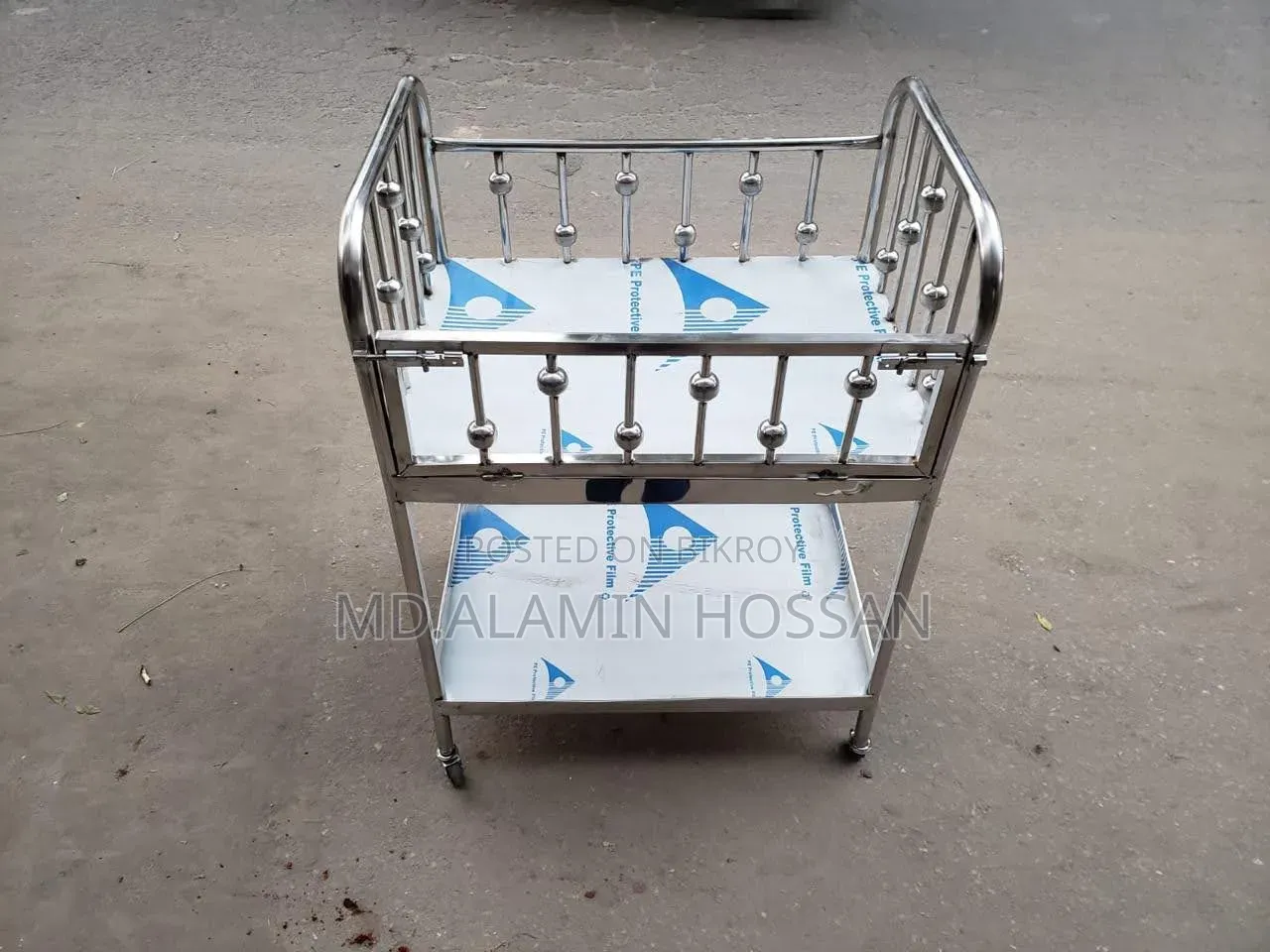 A baby cot in fresh condition will be sold.