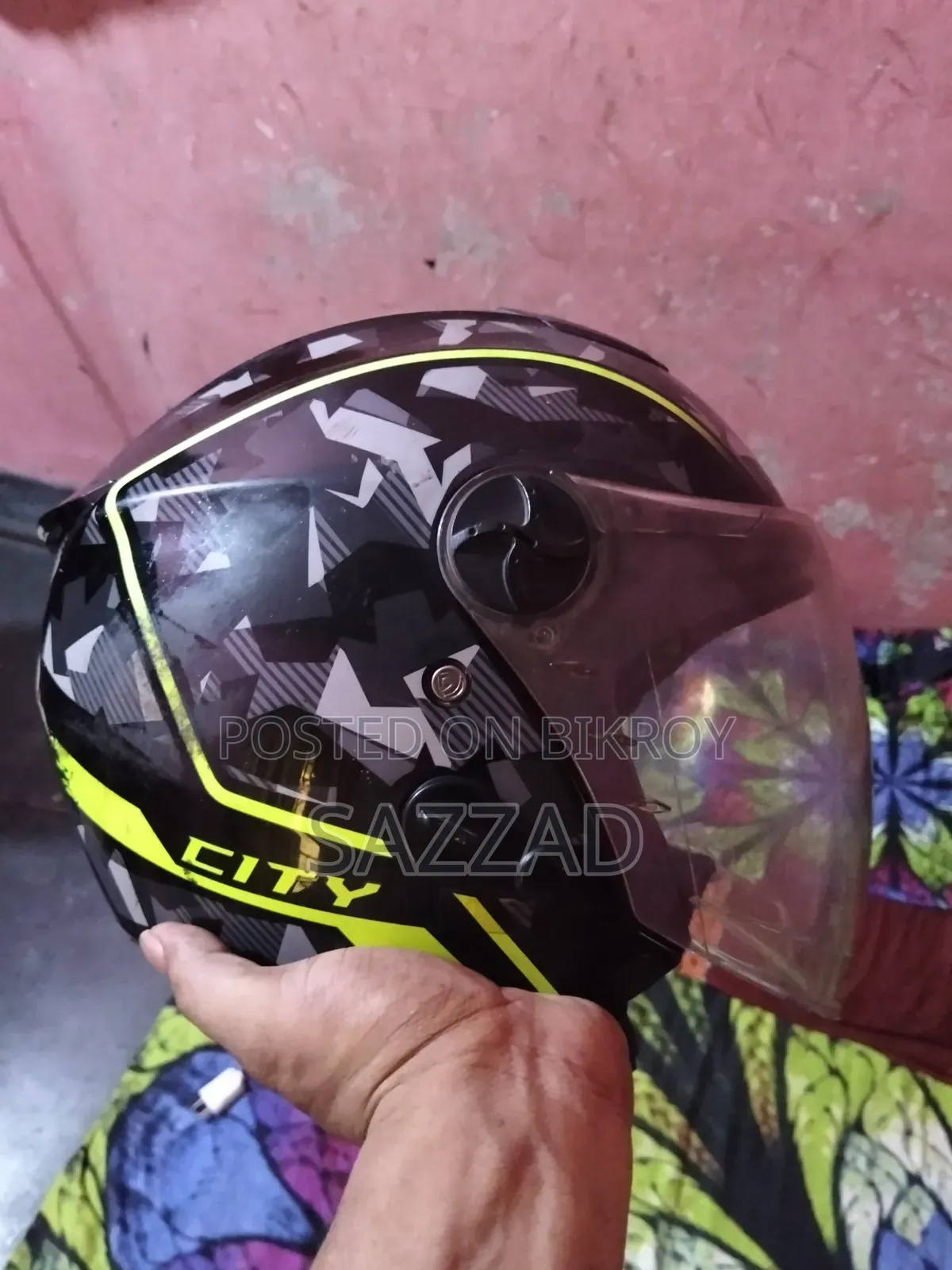 একটি ব্যবহৃত হেলমেট আর বাইকের হাইডোলিক তালা