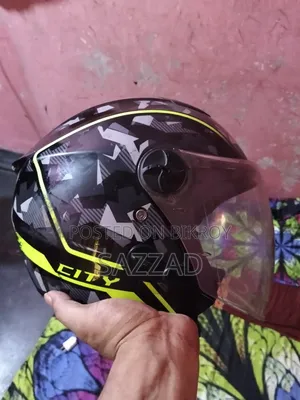 একটি ব্যবহৃত হেলমেট আর বাইকের হাইডোলিক তালা