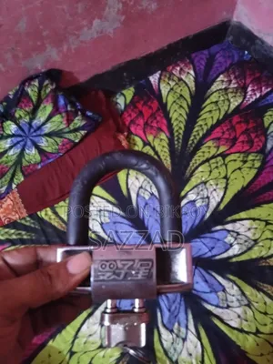 একটি ব্যবহৃত হেলমেট আর বাইকের হাইডোলিক তালা