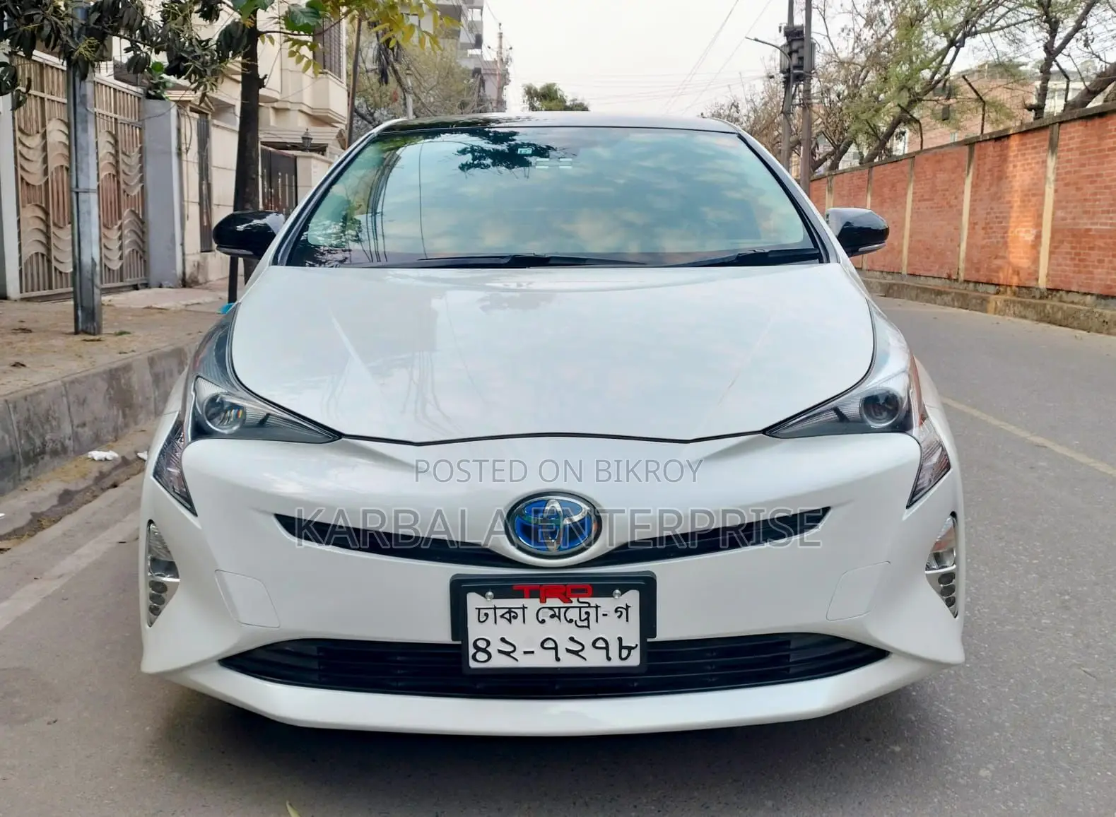 Toyota Prius Two 4-door Hatchback (1.8L 4-cylinder gas/electric hybrid CVT) 2015
