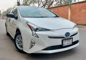 Toyota Prius Two 4-door Hatchback (1.8L 4-cylinder Gas/Electric Hybrid CVT) 2015