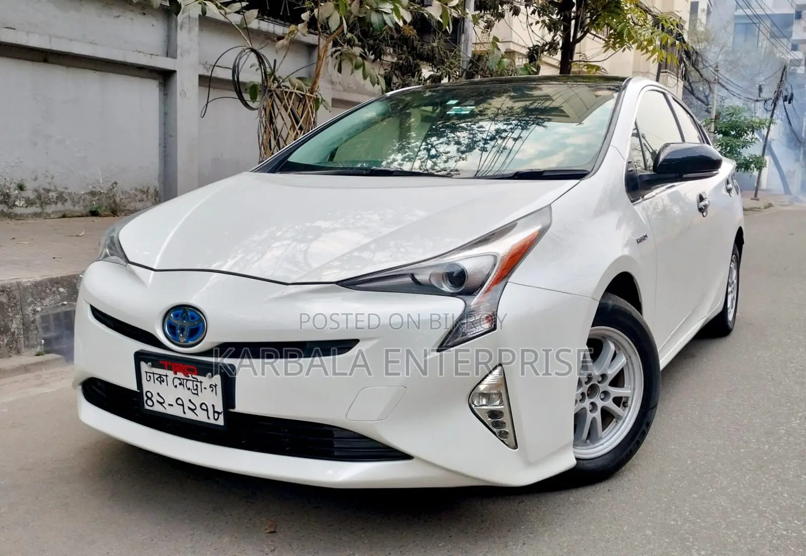Toyota Prius Two 4-door Hatchback (1.8L 4-cylinder gas/electric hybrid CVT) 2015