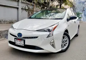 Toyota Prius Two 4-door Hatchback (1.8L 4-cylinder gas/electric hybrid CVT) 2015