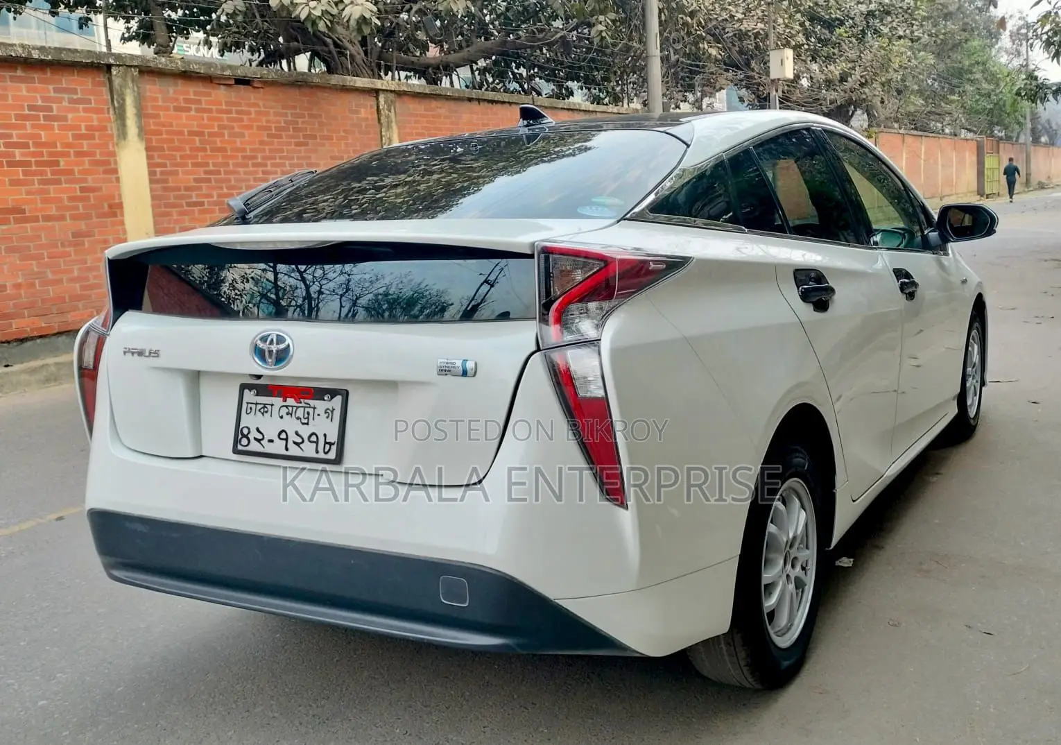 Toyota Prius Two 4-door Hatchback (1.8L 4-cylinder gas/electric hybrid CVT) 2015