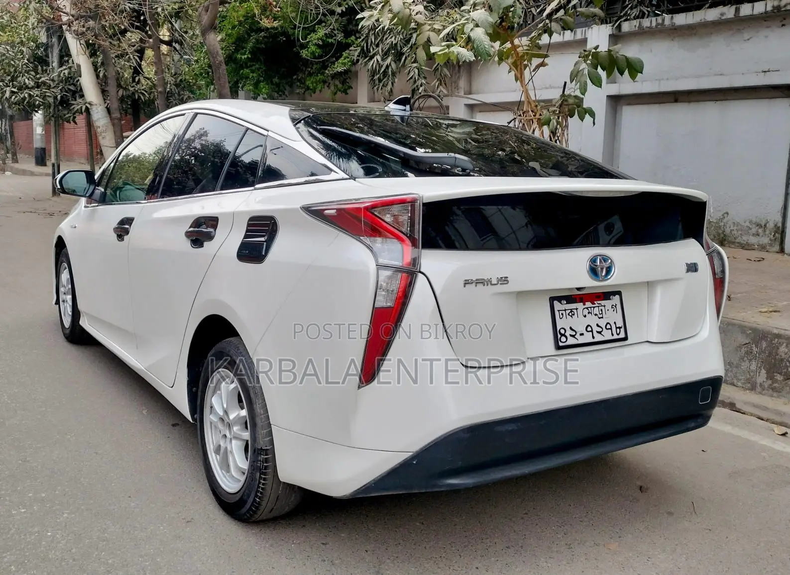 Toyota Prius Two 4-door Hatchback (1.8L 4-cylinder gas/electric hybrid CVT) 2015