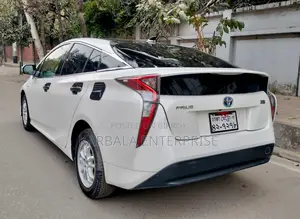 Toyota Prius Two 4-door Hatchback (1.8L 4-cylinder gas/electric hybrid CVT) 2015