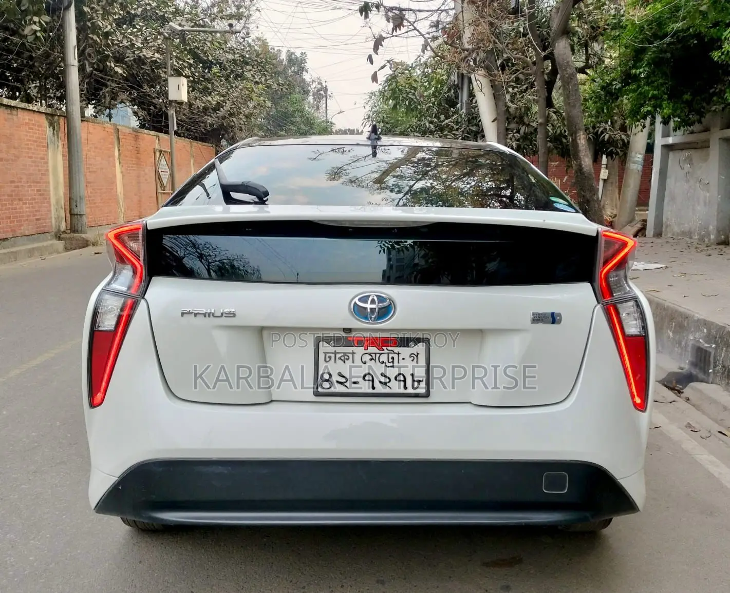 Toyota Prius Two 4-door Hatchback (1.8L 4-cylinder gas/electric hybrid CVT) 2015