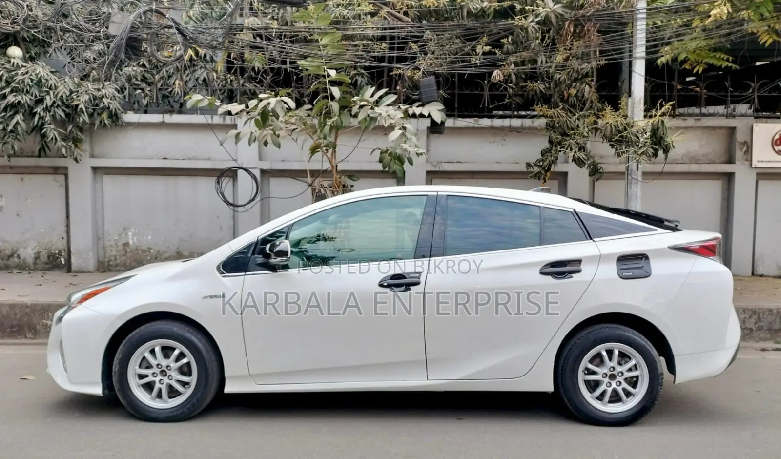 Toyota Prius Two 4-door Hatchback (1.8L 4-cylinder gas/electric hybrid CVT) 2015