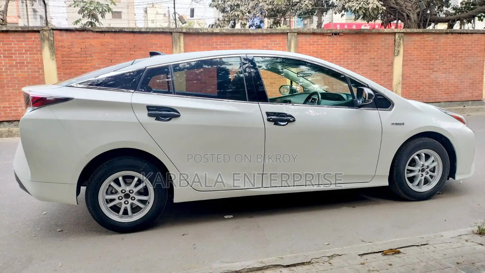 Toyota Prius Two 4-door Hatchback (1.8L 4-cylinder gas/electric hybrid CVT) 2015